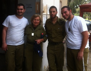Une bénévole et de jeunes israéliens, et ... les tsitsits